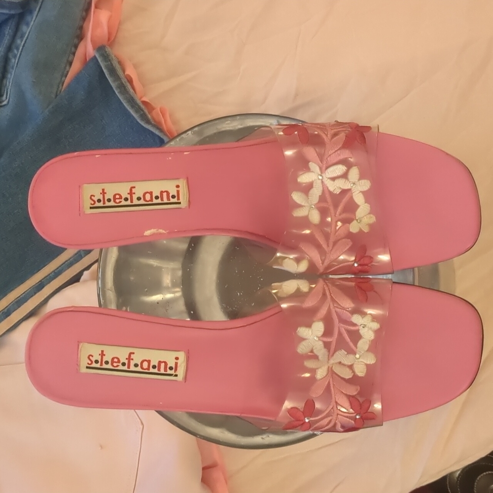 Pink stefani shoes, sz 9 m, w/ pink & white embroidered flowers with rhinestones